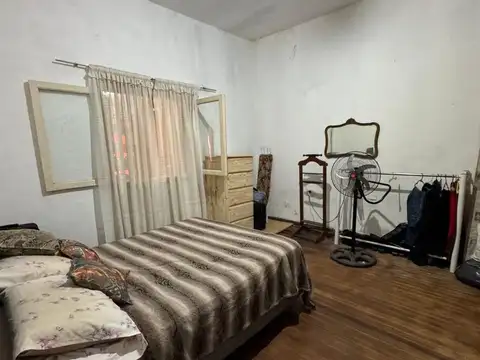 Casa 4 ambientes en venta en Lanús con parque