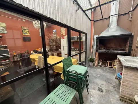 Casa 4 ambientes con 2 baños