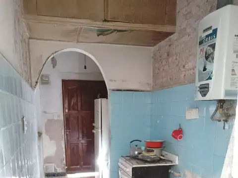 HERMOSA CASA PARA RECICLAR EN PASAJE OCULTO