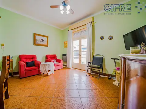 PH 1er piso por escalera, entrada indepte en duplex. Ideal dos familias. 2 amb y 4 ambientes
