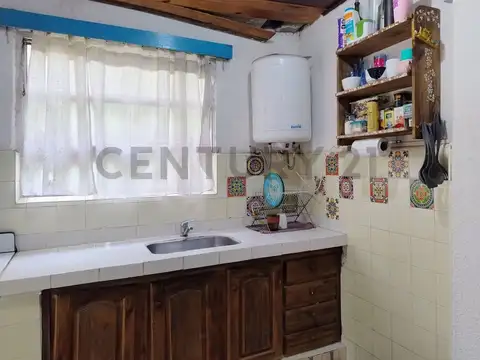 Encantadora casa-quinta de 4 ambientes con pileta y quincho. Parque de 832.50 m2. Merlo