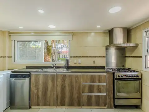 Casa en Venta con 3 cocheras