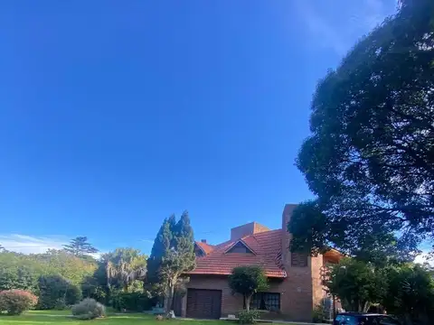 IMPONENTE CHALET DE 6 AMBIENTES EN BARRIO EL GROSELLAR