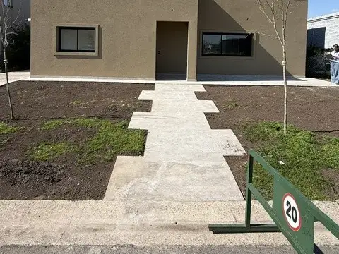 Moderna Casa de 5 Ambientes a Estrenar