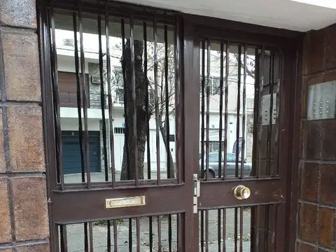 Al frente con balcón, bajo en expensas(1° piso de escalera). A metros de avellaneda. Cocina separada