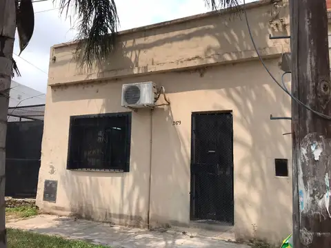 Se alquila Casa un dormitorio+ patio y cochera.