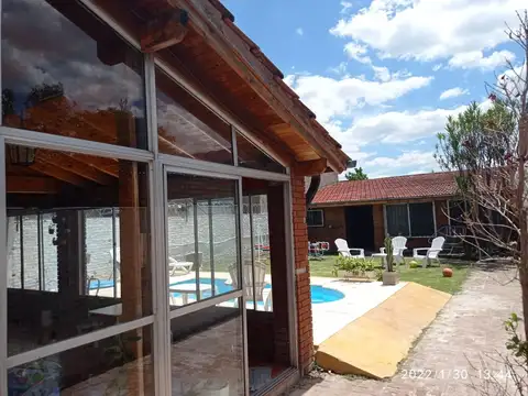 Casa 8 ambientes con 2 baños