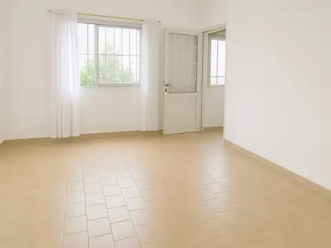 Venta – Casa con amplio terreno y excelente ubicación en La Plata ¡Oportunidad única! Se vende casa en excelente ubicación, ideal para familia,  inversores o para construir tu proyecto soñado.