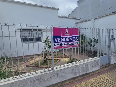 Venta – Casa con amplio terreno y excelente ubicación en La Plata ¡Oportunidad única! Se vende casa en excelente ubicación, ideal para familia,  inversores o para construir tu proyecto soñado.