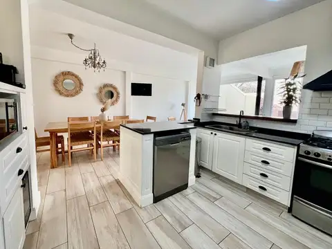 VENTA- Hermosa Casa en Hurlingham, Barrio Con Porton,. Apta Credito,  3 Dormitorios