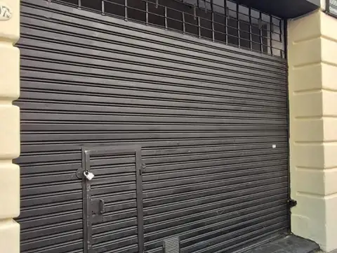 Tucumán al 900 entre Suipacha y Carlos Pellegrini, Microcentro. Local comercial de 2 plantas (PB y sótano). 65 m2. 2 baños. Apto gastronomía. Salida 4 vientos. Parrilla. Muy luminoso. Bajas expensas. Tiene gas natural.