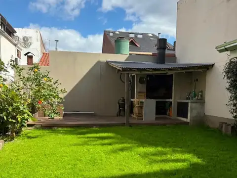 Impecable departamento de 96 m2 cubiertos y hermoso jardin propio