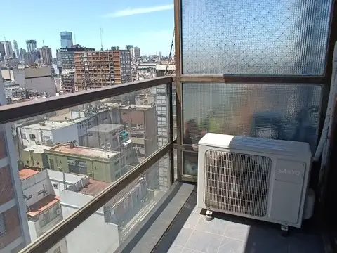 Excelente y comodos ambientes con  ventilacíon al exterior sol y luz en  piso alto !