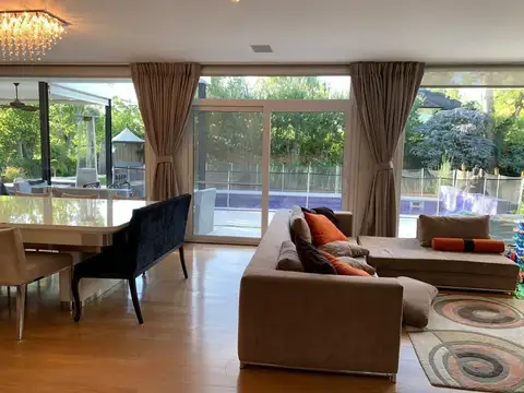Casa 8 ambientes con 4 baños