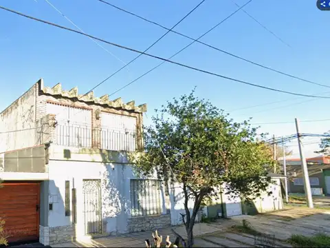 CASA DOBLE, DOS PLNTAS 5 Y 2 AMBIENTES, COCHERA FIANCABLE .