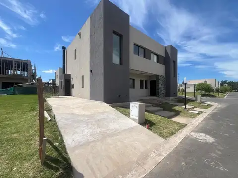 Casa 4 ambientes con 3 baños