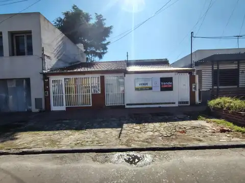 Casa multifamiliar con local en venta en Villa Ballester