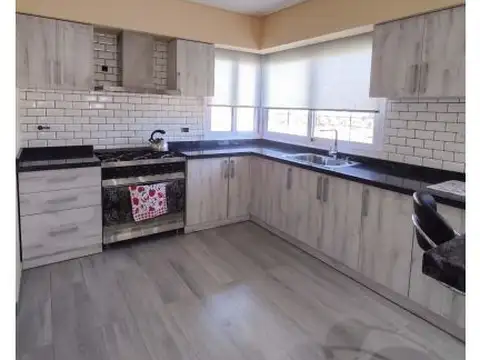 Casa 5 ambientes con 2 baños