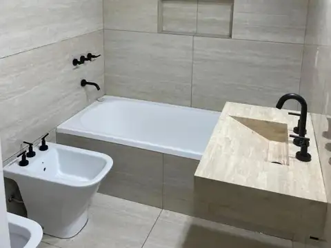 VENTA DE CUATRO AMB EN RECOLETA ESPACIOSO C BALCON LUMINOSO!