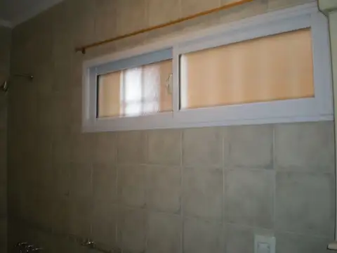 CASA EN VENTA 3 DORMITORIOS ZONA UCAMI CON COCHERA Y PATIO