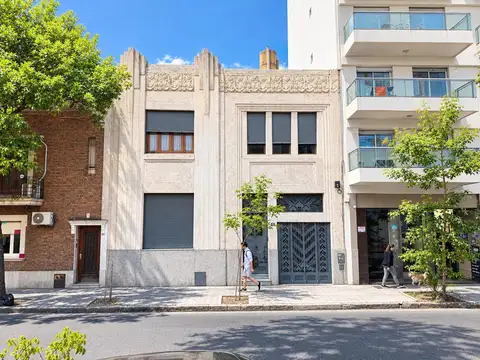 Casa en Venta 3 Dormitorios 3 baños Cochera y Patio/Jardin c/Parrillero Balcarce 1421