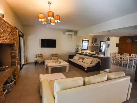 Casa 5 ambientes con 3 baños