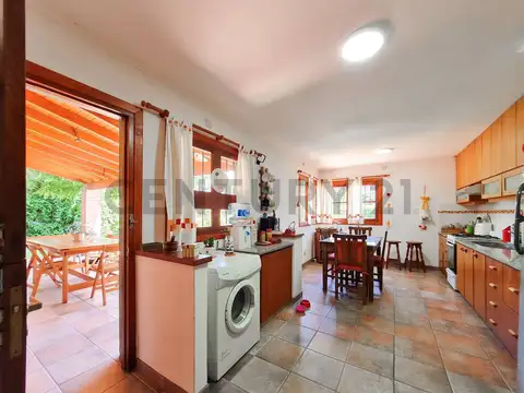 Casa de 4 dormitorios con parque y pileta