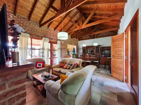 Casa en Venta con 2 cocheras