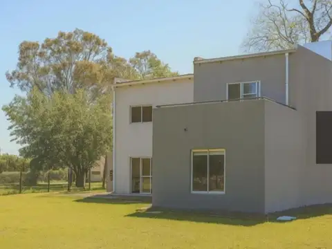 Casa a estrenar en Barrio cerrado La Candida  de tres dormitorios -  La plata l Brandsen