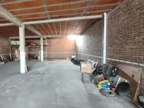Venta de Edificio con 2 Galpones y 4 Departamentos