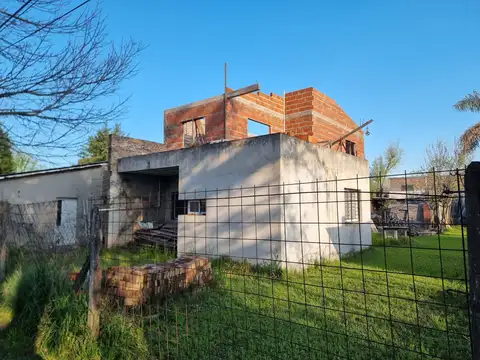 VENTA | PERMUTA - Casa de 3 dormitorios y balcón - Barrio Los Troncos, Funes.