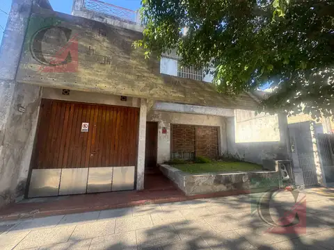 Casa 5 ambientes con cochera y fondo libre