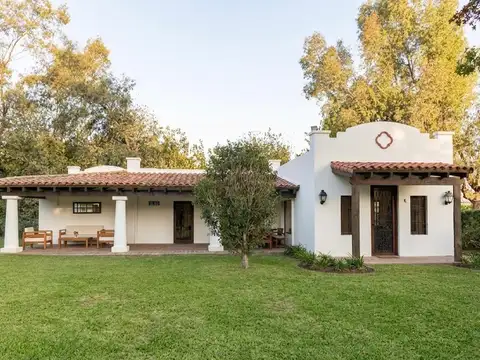 Venta casa en Barrio con portón, Bella Vista
