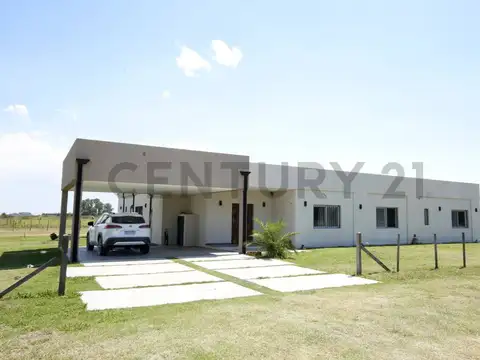 Casa en venta, tres dormitorios y pileta, La Plata permuta por departamento