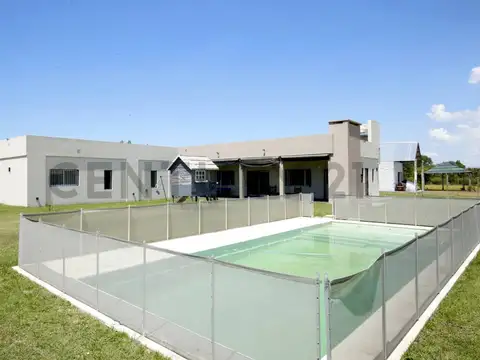 Casa en venta, tres dormitorios y pileta, La Plata permuta por departamento