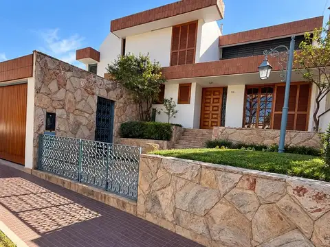OPENHOUSE vende hermosa casa en pleno corazon de la Quinta Sección.