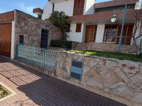 OPENHOUSE vende hermosa casa en pleno corazon de la Quinta Sección.