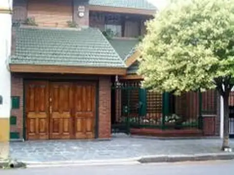 CASA CON JARDIN EN DOS PLANTAS , CHALET EN DOS PLANTAS DE AMPLIAS DIMENSIONES Y EXC UBICACION