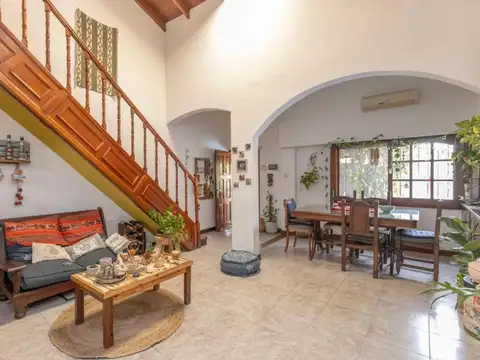Casa en Venta con 2 cocheras