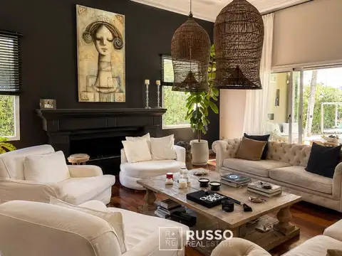 Casa en Alquiler con 4 cocheras