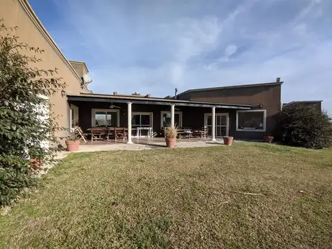 Casa 5 ambientes con 4 baños