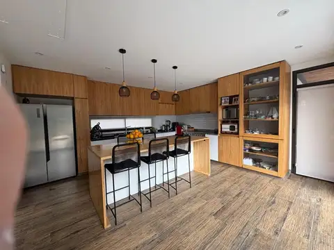 Casa en Venta con 2 cocheras