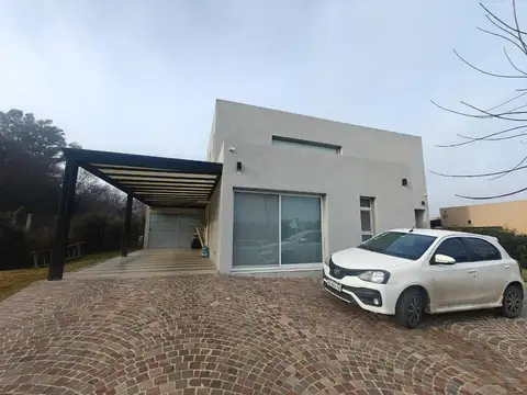 Casa de 5 amb. con pileta en Sta Guadalupe Pilar del Este