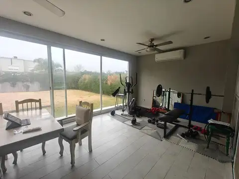 Casa 5 ambientes con 4 baños
