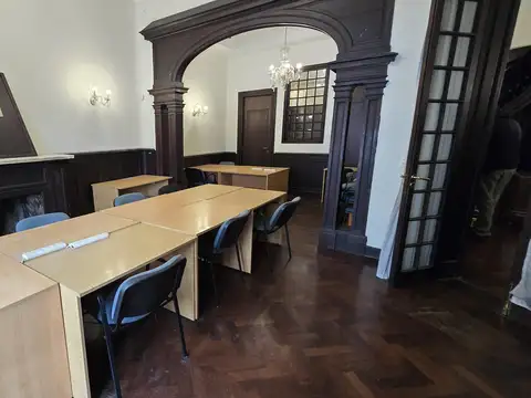 Oficina 14 ambientes con 5 baños
