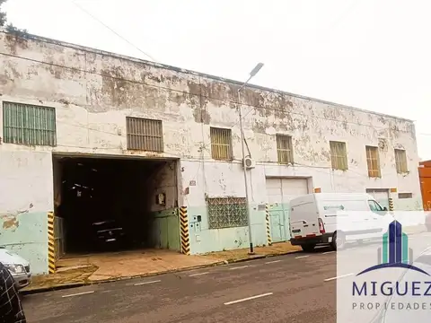 Galpón en alquiler de 1700m2 ubicado en Avellaneda