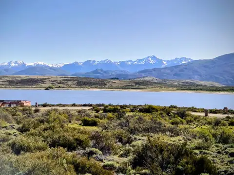 Lotes exclusivos de de media hectárea con costa de laguna
