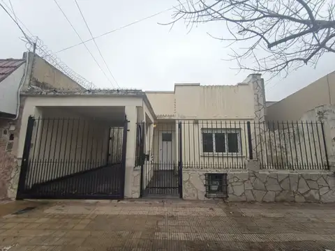 Casa de 4 ambientes con GRAN TERRENO libre