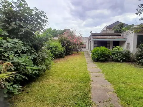 BOULOGNE - SÓLIDA CASA CON TECHO DE LOSA Y POSIBILIDAD DE AMPLIACIÓN EN PLANTA ALTA!  Lote 8.66 x 42