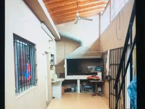 Casa 5 ambientes con 2 baños